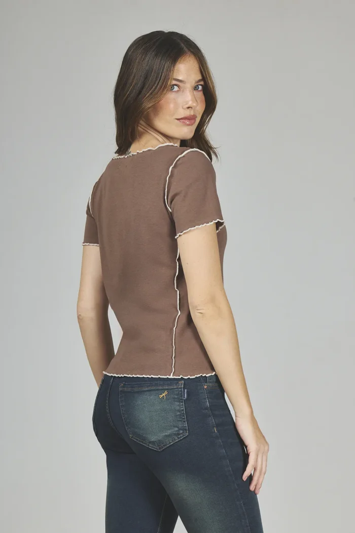 ART. A-41 | REMERA CHOCOLATE SIN MANGA CON RIBETES CONTRASTE - Imagen 2
