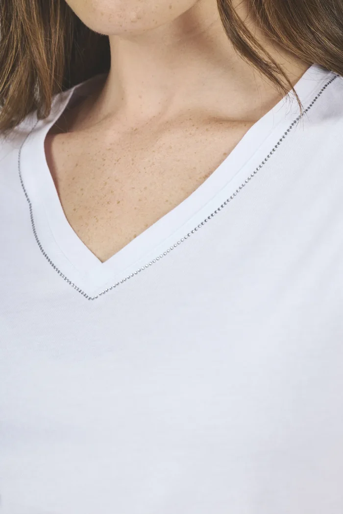 ART. A-45 | REMERA BLANCA CUELLO EN V CON BRILLOS - Imagen 3