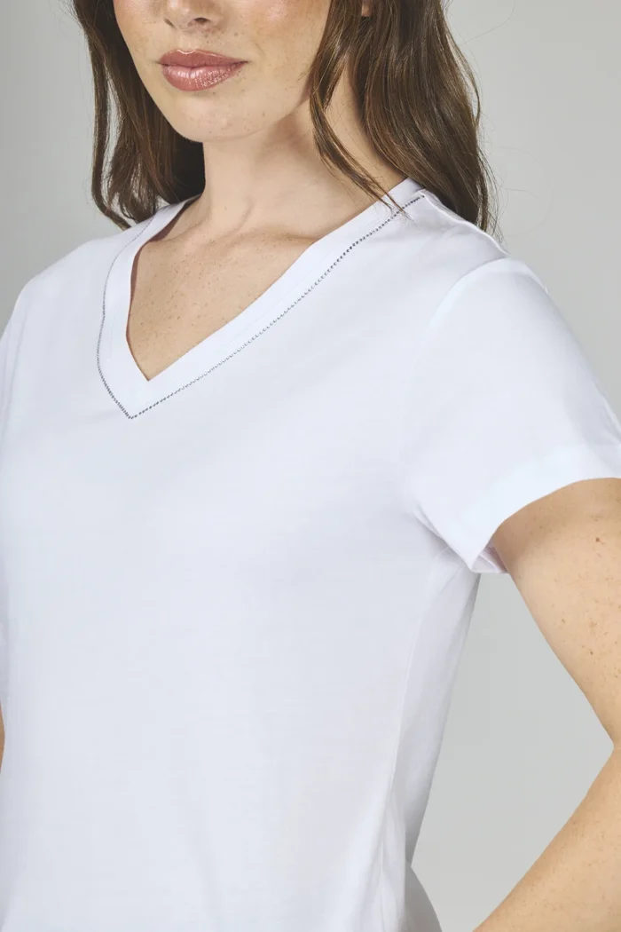 ART. A-45 | REMERA BLANCA CUELLO EN V CON BRILLOS - Imagen 6