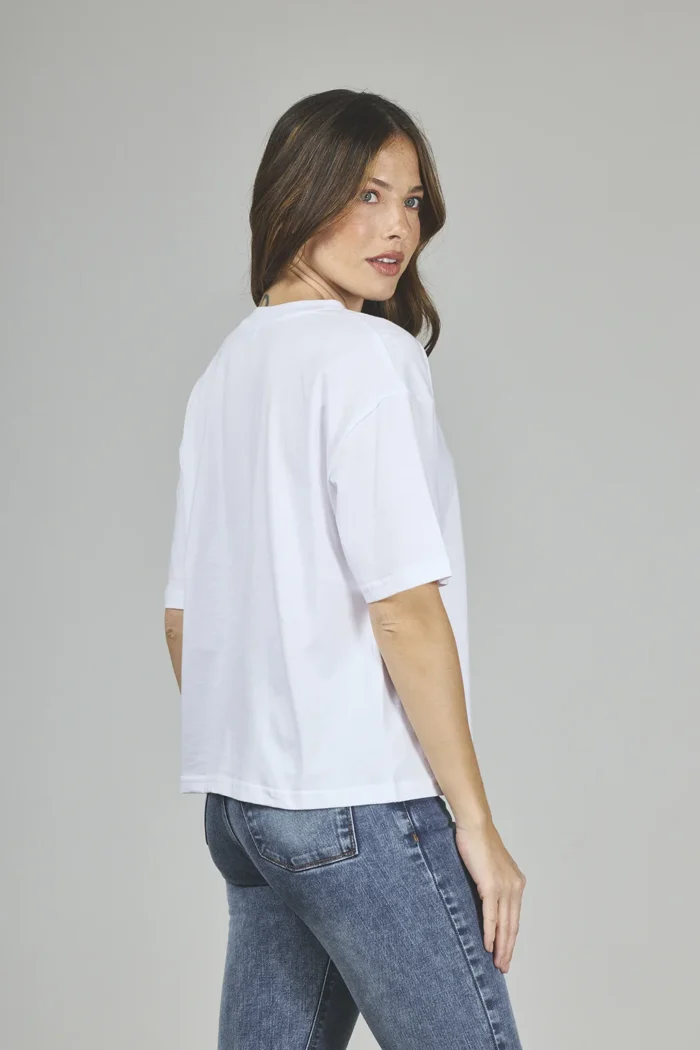ART. A-20 | REMERA BÁSICA CON APLIQUE REGULAR - Imagen 2