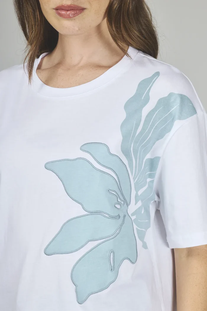 ART. A-20 | REMERA BÁSICA CON APLIQUE REGULAR - Imagen 3