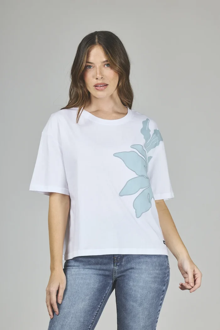 ART. A-20 | REMERA BÁSICA CON APLIQUE REGULAR - Imagen 4