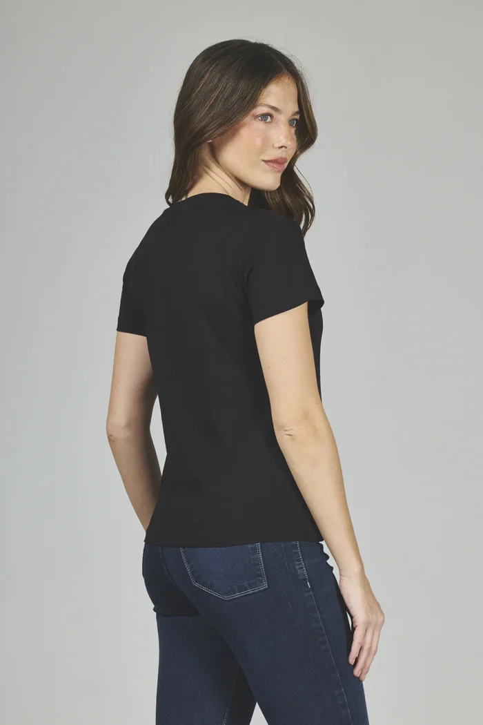 ART. A-46 | REMERA NEGRA CUELLO EN V CON BRILLO - Imagen 2