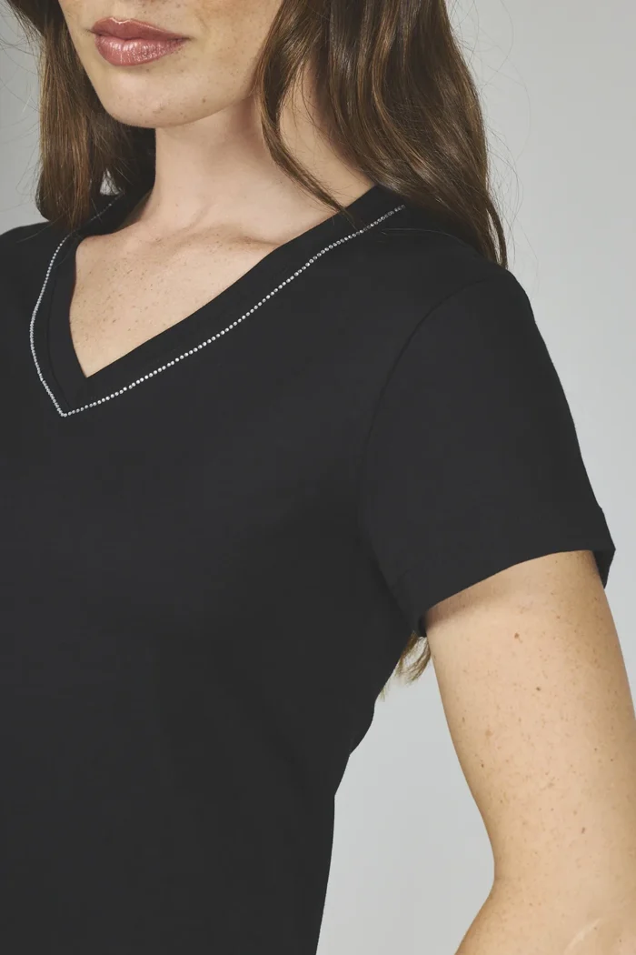 ART. A-46 | REMERA NEGRA CUELLO EN V CON BRILLO - Imagen 3