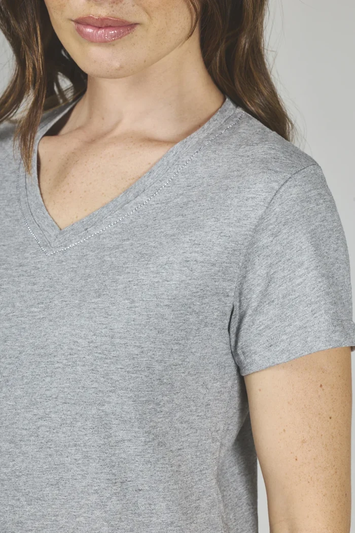 ART. A-47 | REMERA GRIS CUELLO EN V CON BRILLO - Imagen 4