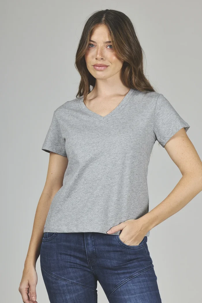 ART. A-47 | REMERA GRIS CUELLO EN V CON BRILLO - Imagen 5