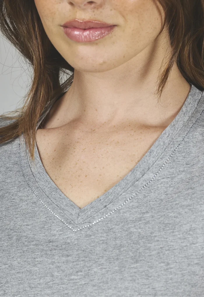 ART. A-47 | REMERA GRIS CUELLO EN V CON BRILLO - Imagen 6