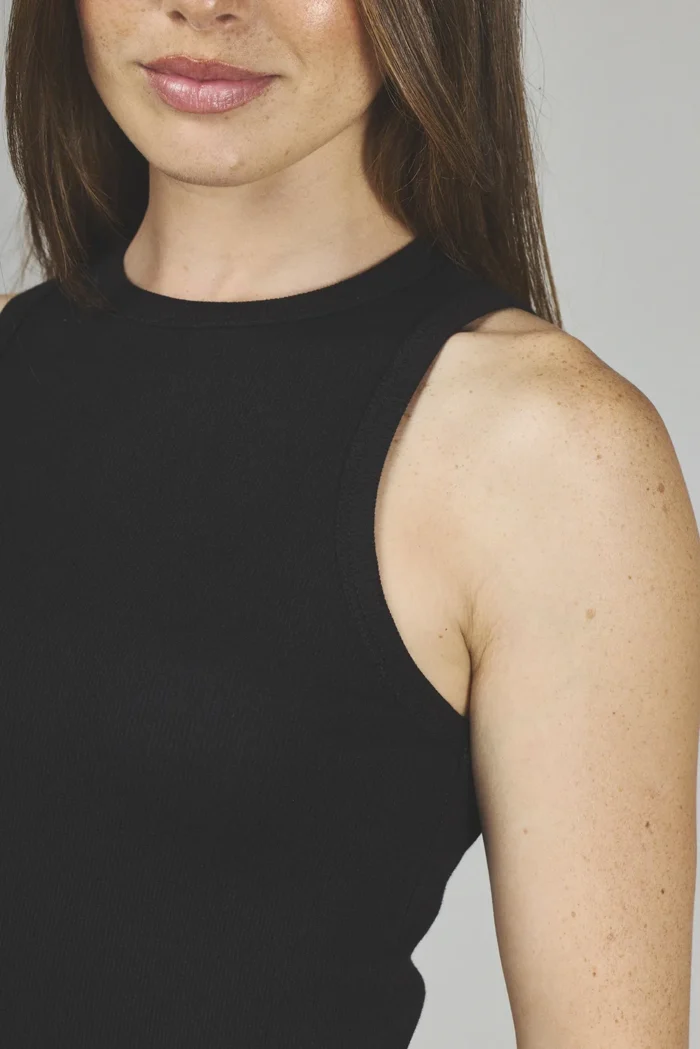 ART. A-80 | MUSCULOSA NEGRA ESCOTE CERRADO ALGODON - Imagen 3