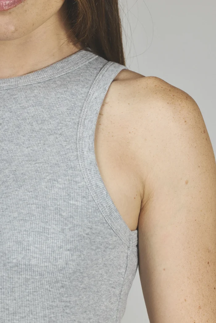 ART. A-82 | MUSCULOSA GRIS ESCOTE CERRADO ALGODON - Imagen 3