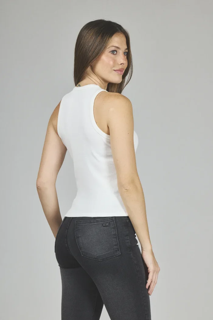 ART. A-83 | MUSCULOSA BLANCO OPTICO ESCOTE CERRADO - Imagen 2
