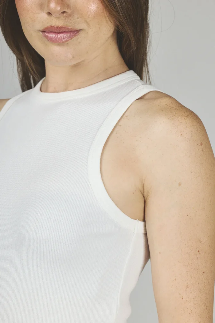 ART. A-83 | MUSCULOSA BLANCO OPTICO ESCOTE CERRADO - Imagen 3