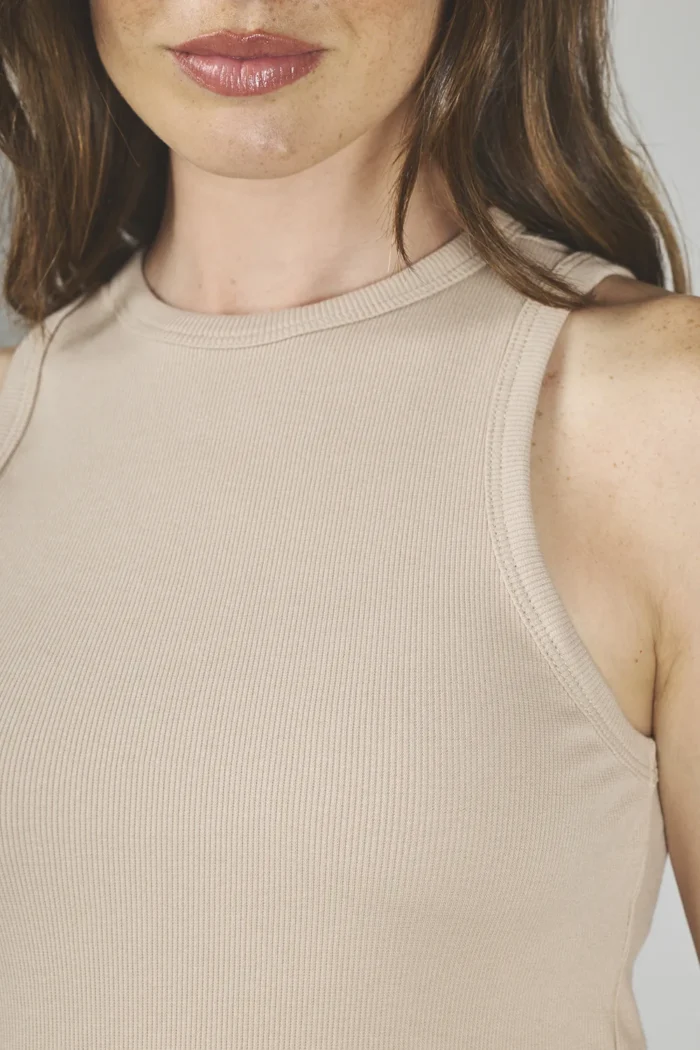 ART. A-86 | MUSCULOSA BEIGE ESCOTE CERRADO ALGODON - Imagen 3