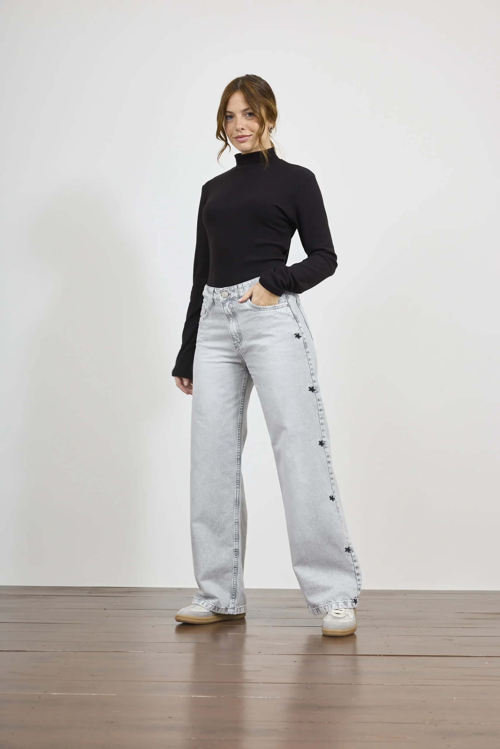 506 (1) ART. 506 | WIDE LEG GRIS CON BORDADO ESTRELLA RIGIDO - Imagen 1