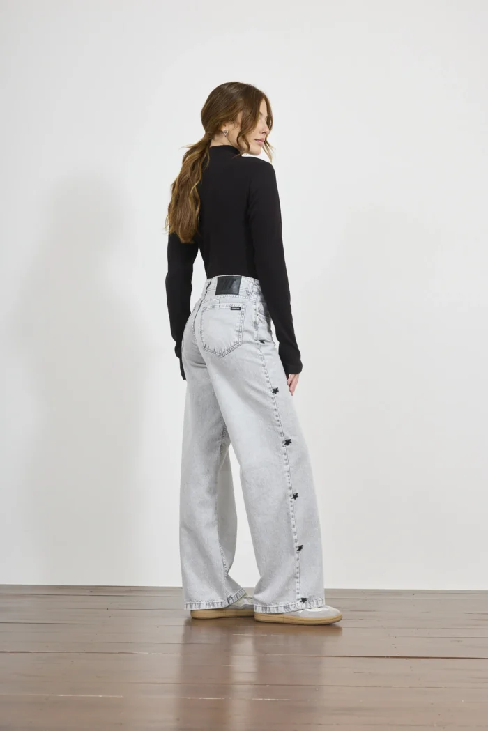 ART. 506 | WIDE LEG GRIS CON BORDADO ESTRELLA RIGIDO - Imagen 2