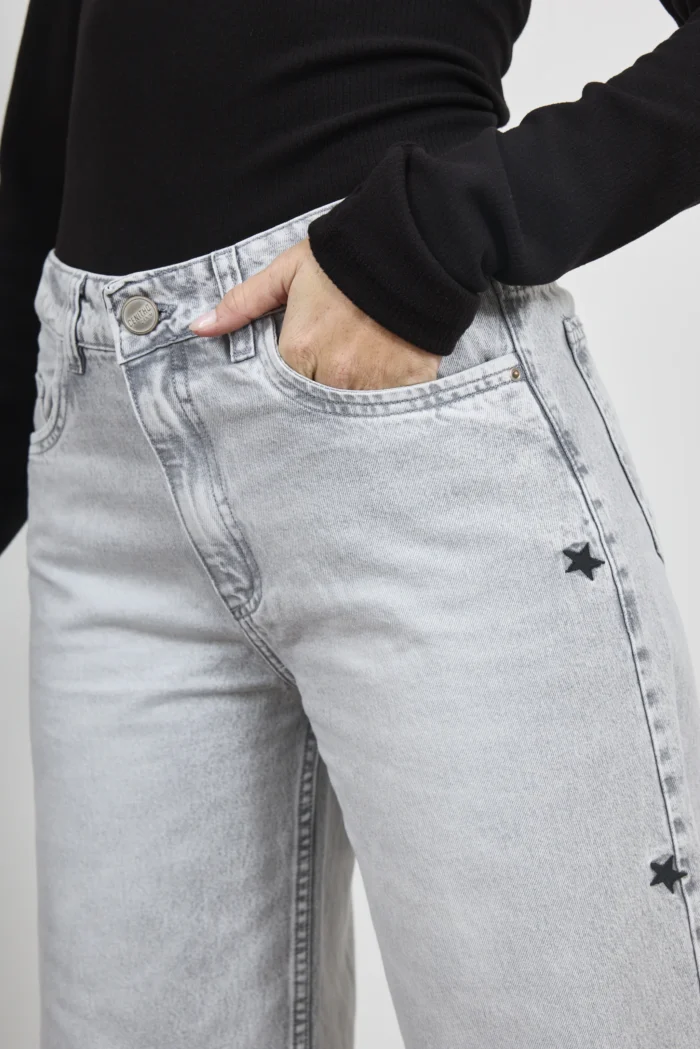 ART. 506 | WIDE LEG GRIS CON BORDADO ESTRELLA RIGIDO - Imagen 3