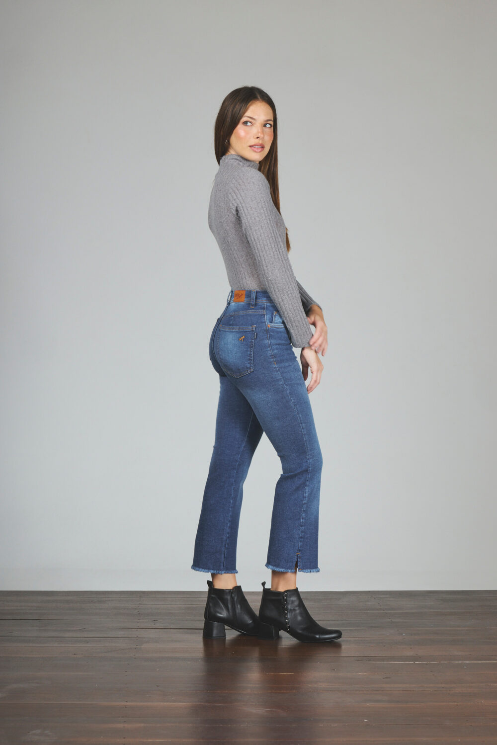 ART. 153 | CROP SEMI OXFORD STONE CON TAJO EN BOTA ELASTIZADO - Imagen 2