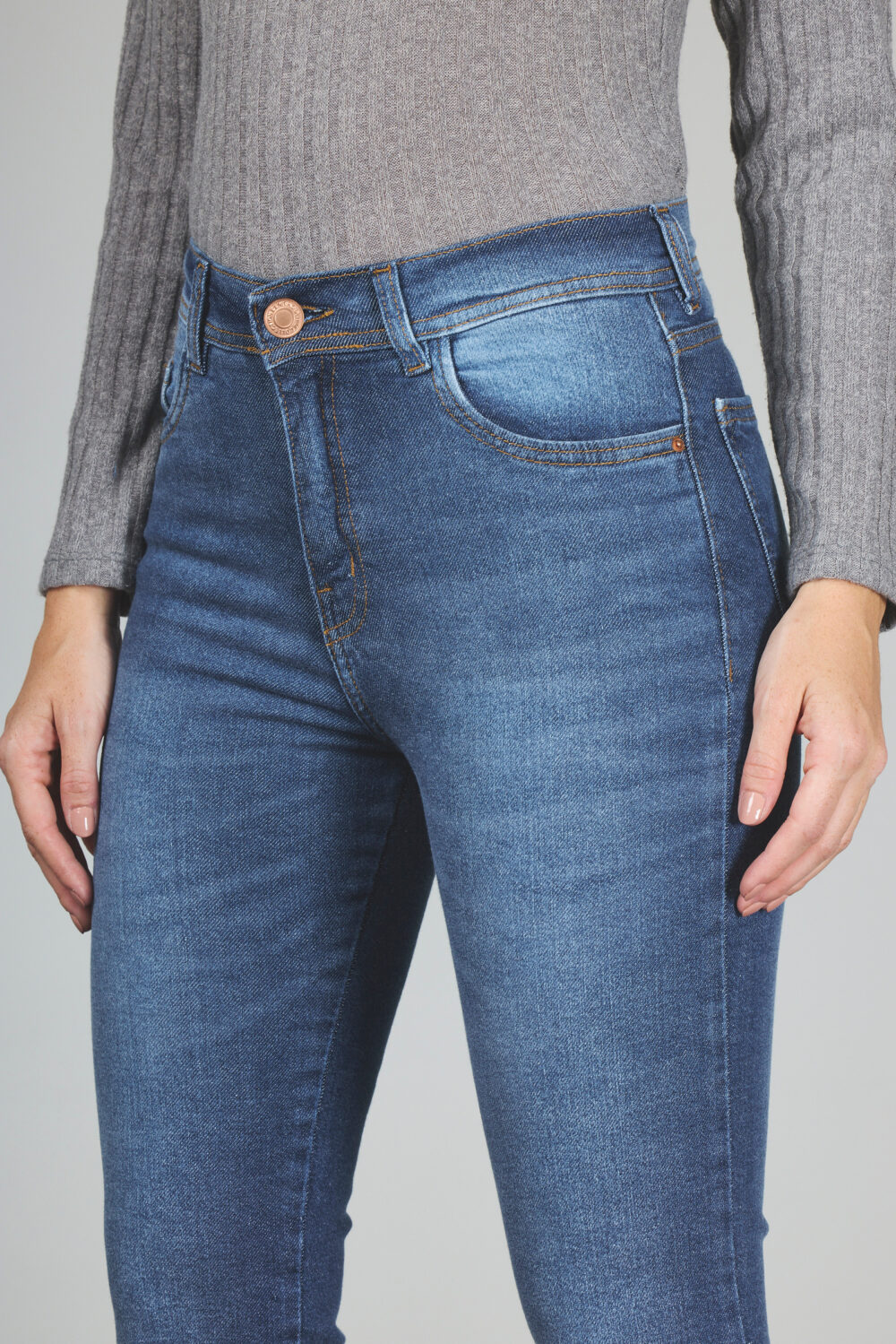 ART. 153 | CROP SEMI OXFORD STONE CON TAJO EN BOTA ELASTIZADO - Imagen 3