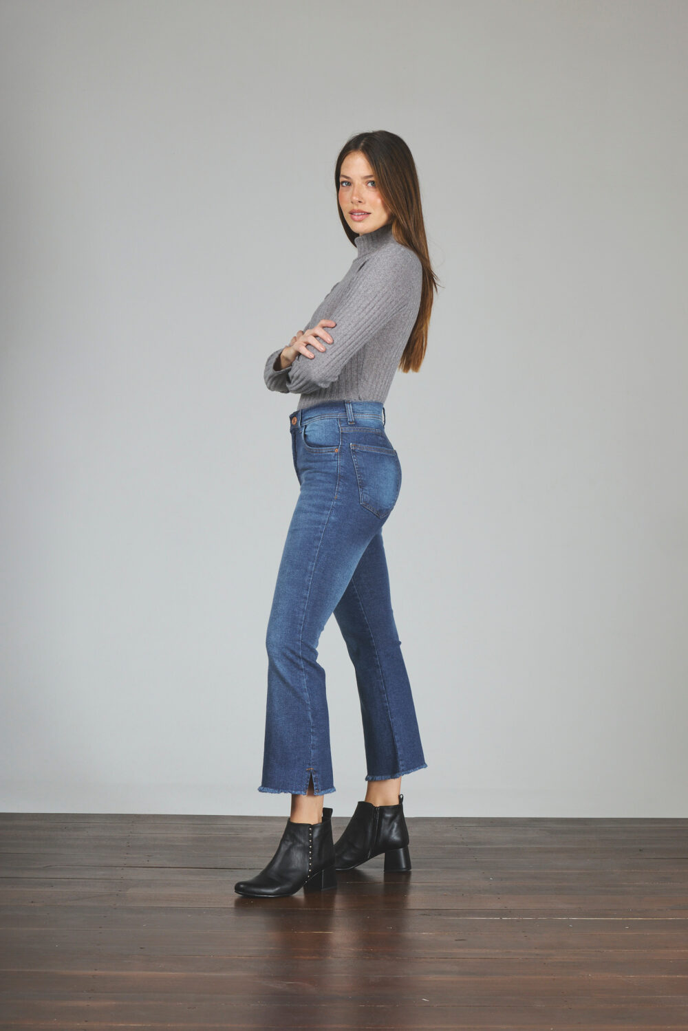 ART. 153 | CROP SEMI OXFORD STONE CON TAJO EN BOTA ELASTIZADO - Imagen 4