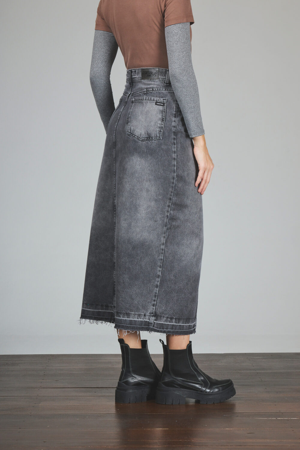 ART. 250 | FALDA GRIS CON ABERTURA ADELANTE RUEDO DESCOCIDO RÍGIDO - Imagen 5