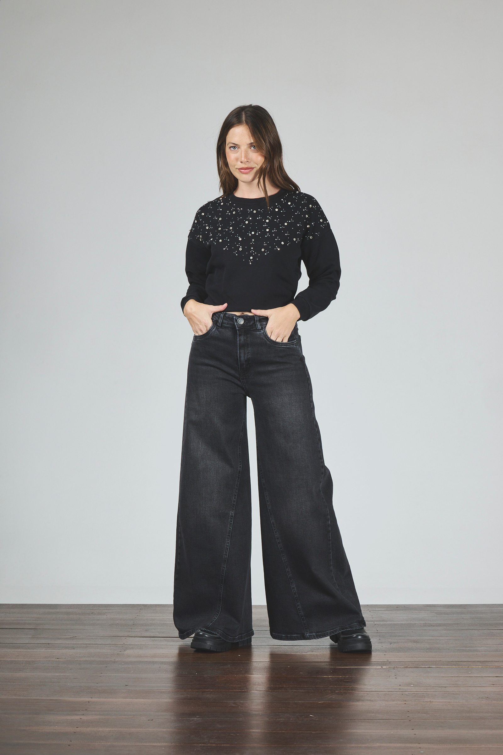 j416-1-1.jpg ART. 416 | MAXI BAGGY NEGRO DESTROYER OVERSIZE CON RECORTE ELASTIZADO - Imagen 1
