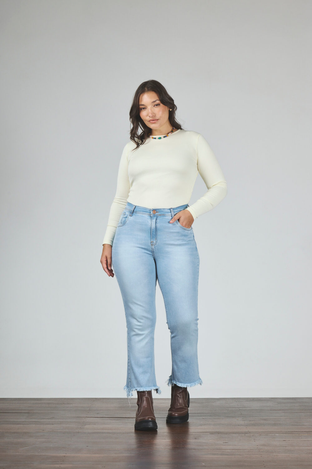 ART. 822 | CROP SEMI OXFORD CELESTE CLÁSICO DEFLECADO ELASTIZADO - Imagen 3