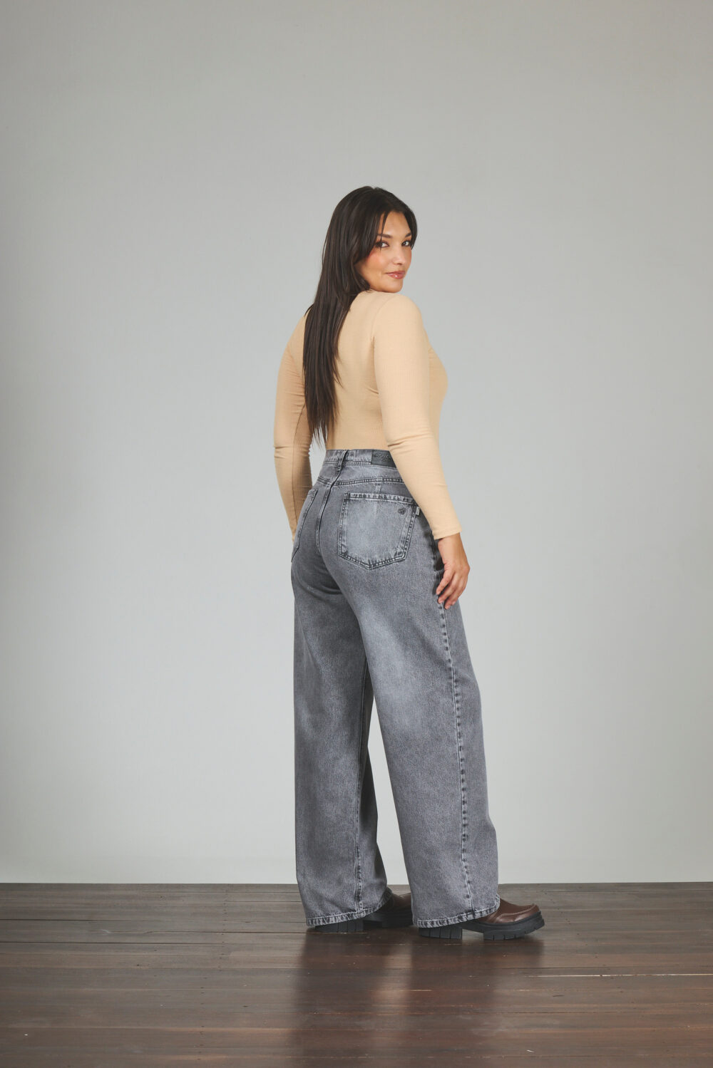 ART. 852 | WIDE LEG GRIS CLÁSICO BOLSILLO PULIDO RÍGIDO - Imagen 2