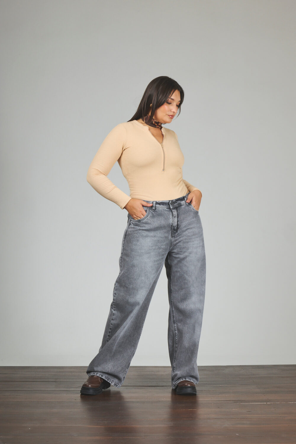 ART. 852 | WIDE LEG GRIS CLÁSICO BOLSILLO PULIDO RÍGIDO - Imagen 4