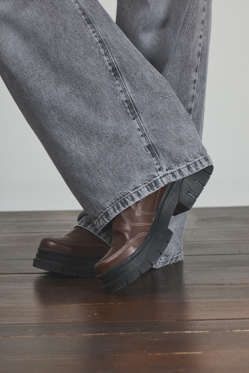 ART. 852 | WIDE LEG GRIS CLÁSICO BOLSILLO PULIDO RÍGIDO - Imagen 6
