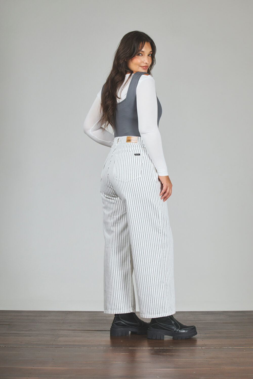 ART. 856 | DAMA CROP WIDE LEG BLANCO RAYADO RÍGIDO - Imagen 2