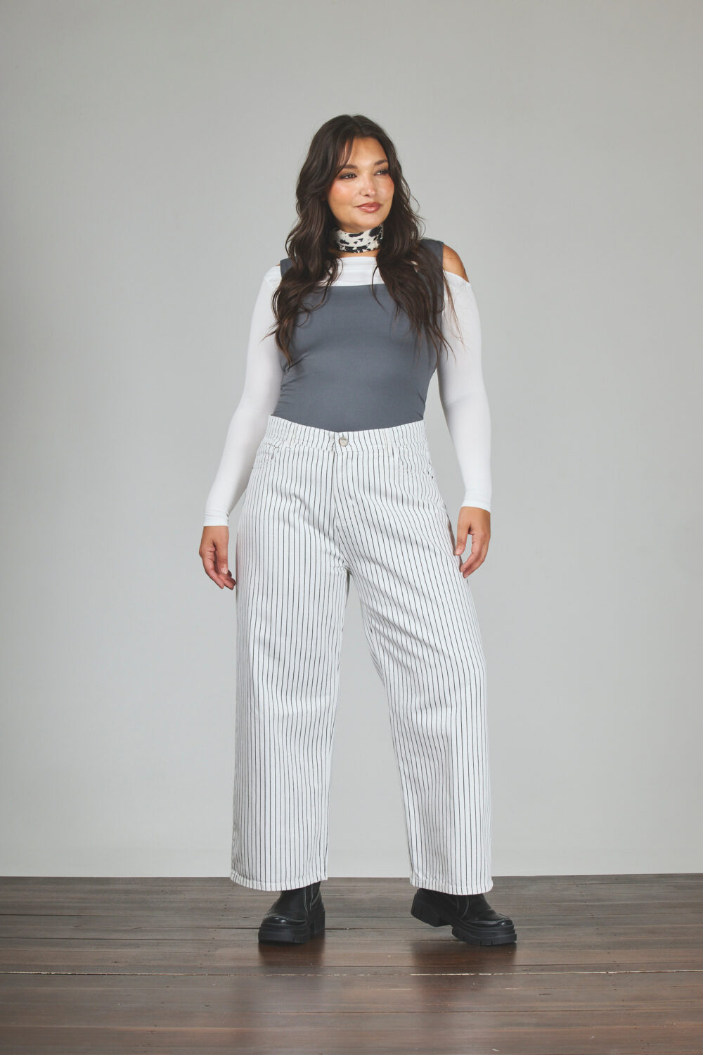 ART. 856 | DAMA CROP WIDE LEG BLANCO RAYADO RÍGIDO - Imagen 5