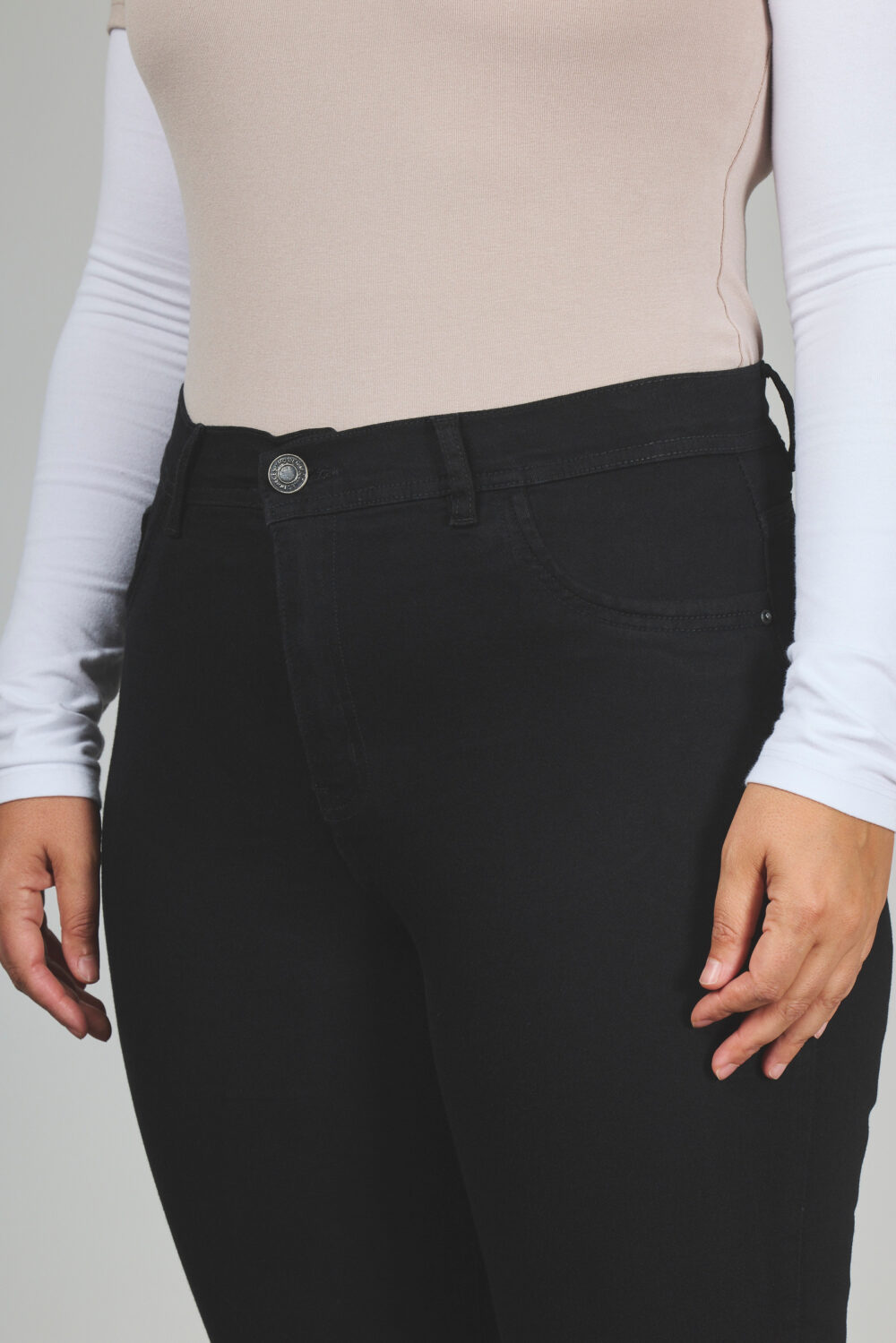 ART. 858 | CROP SEMI OXFORD NEGRO ABERTURA BOTA DEFLECADO ELASTIZADO - Imagen 4