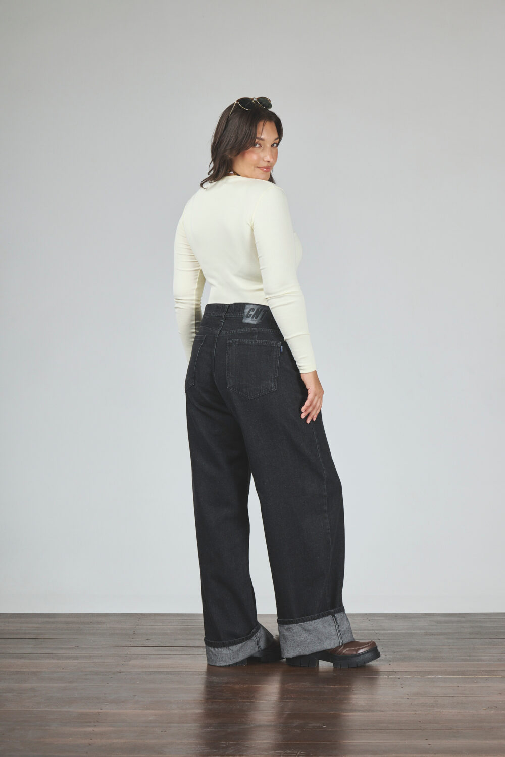 ART. 881 | WIDE LEG CLÁSICO NEGRO DESTROYER RÍGIDO - Imagen 2