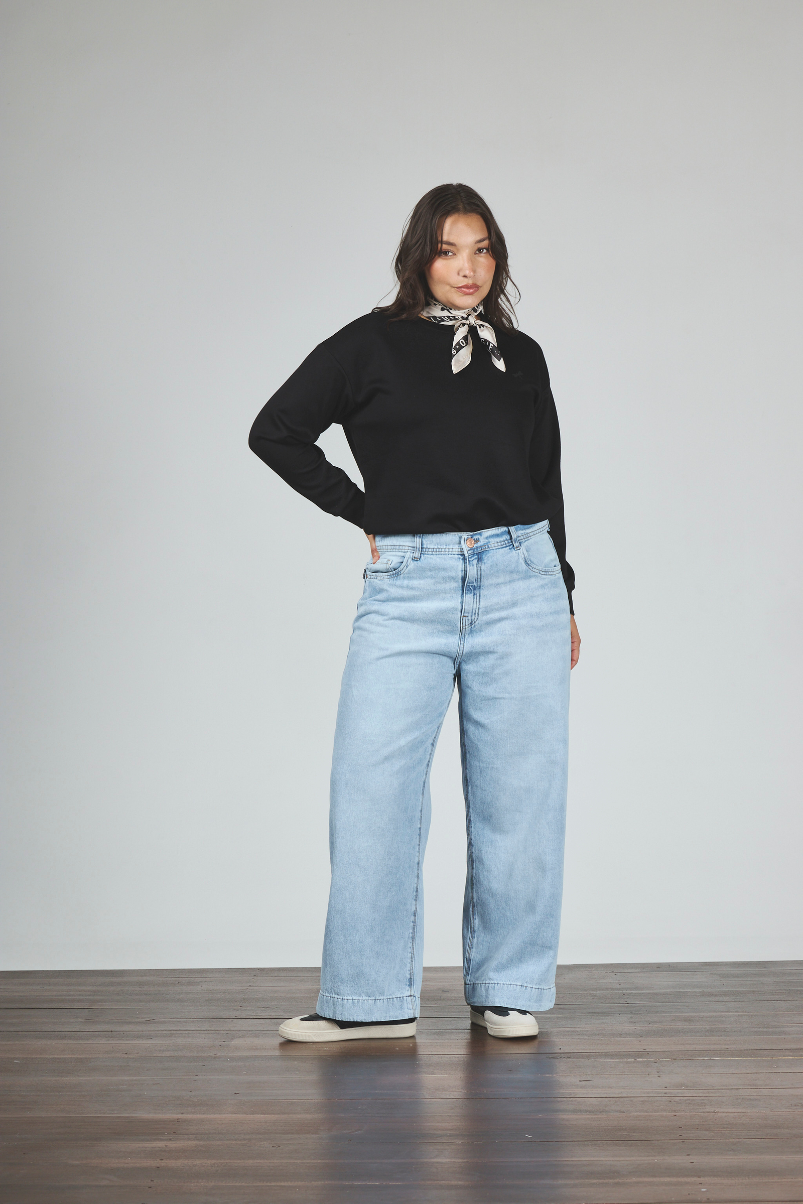 j894-1-1.jpg ART. 894 | WIDE LEG CROP CELESTE CON RUEDO RÍGIDO - Imagen 1