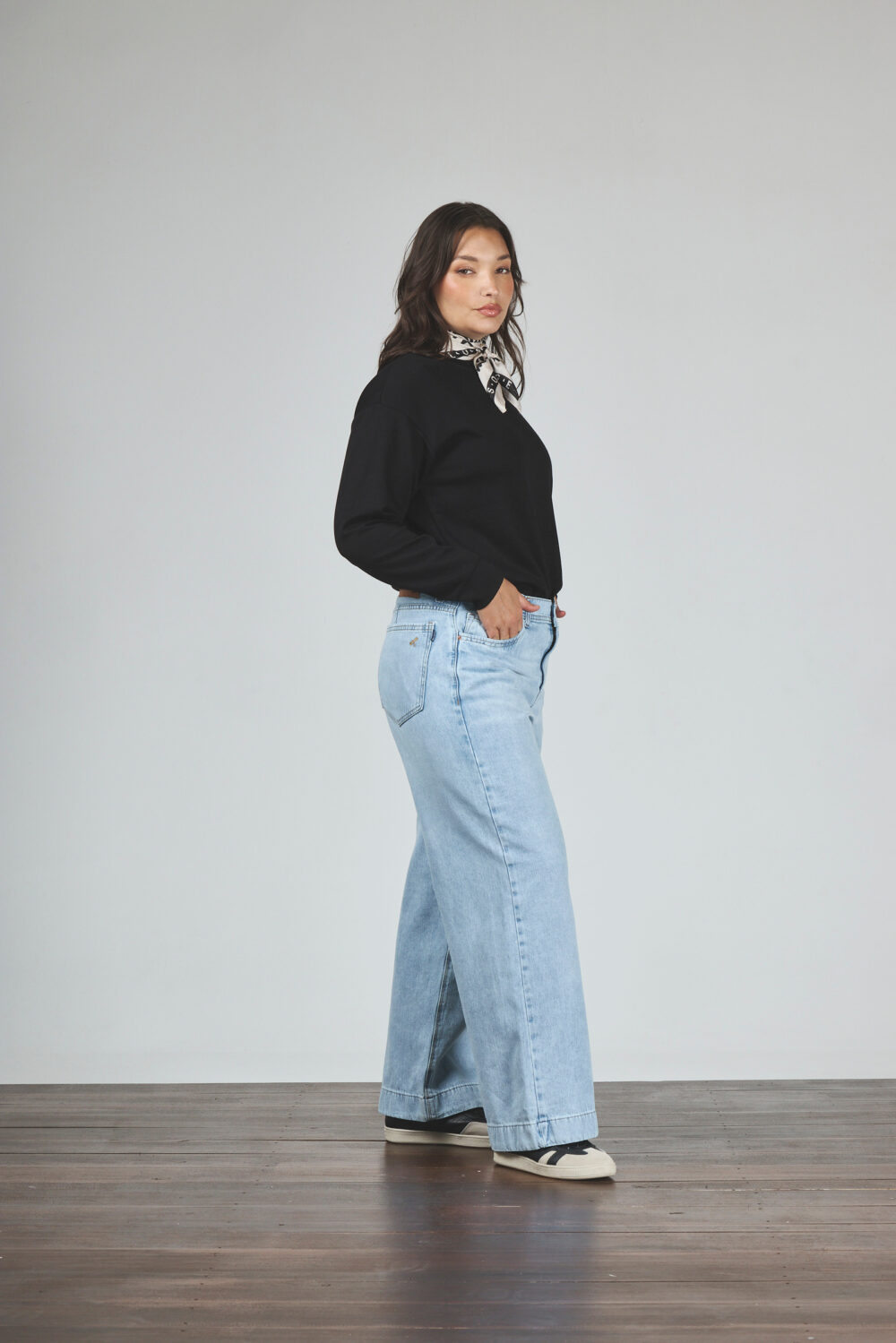 ART. 894 | WIDE LEG CROP CELESTE CON RUEDO RÍGIDO - Imagen 4