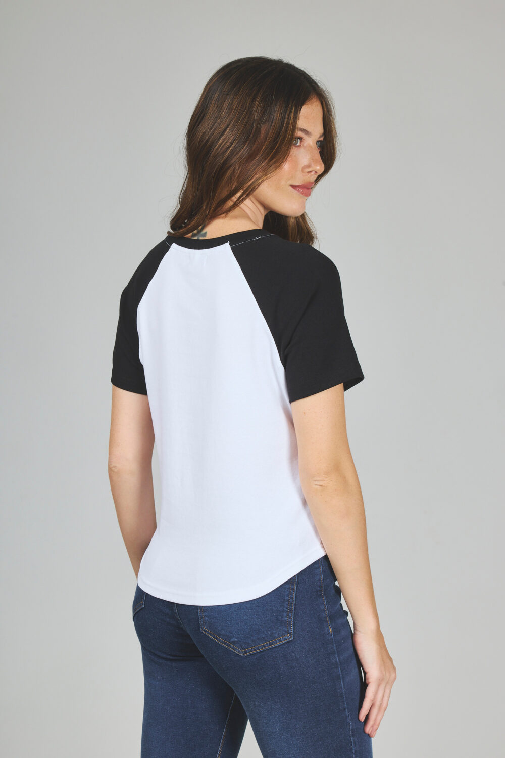ART. A-24 | REMERA BLANCA/NEGRO COMBINADO PARIS - Imagen 2