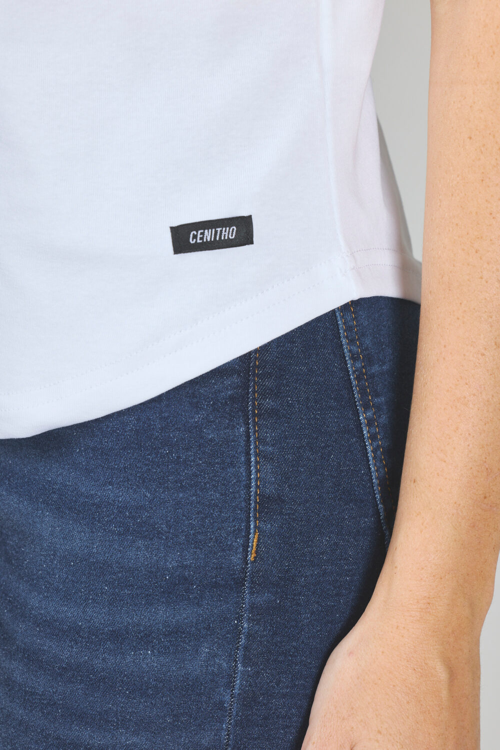 ART. A-24 | REMERA BLANCA/NEGRO COMBINADO PARIS - Imagen 4