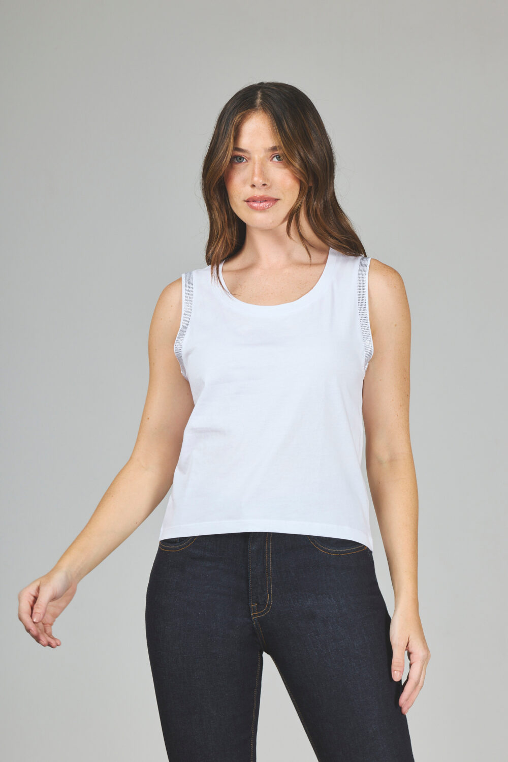 ART. A-39 | REMERA BLANCA SIN MANGA CON BRILLO - Imagen 3